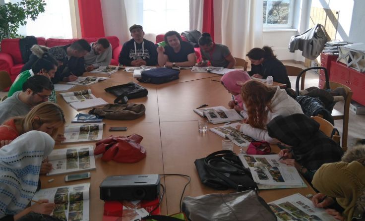 Die Schüler lernen in Gruppen die deutsche Sprache