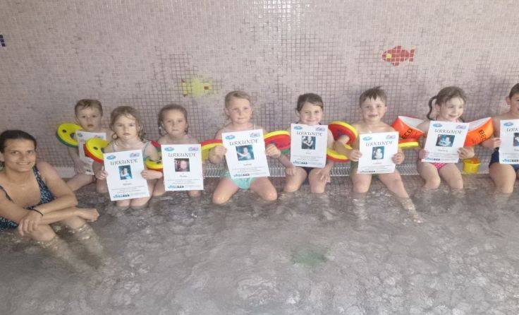 Die Kids zeigen stolz ihre Urkunden. Im Bild links Betreuerin Evelyn Schmidt.