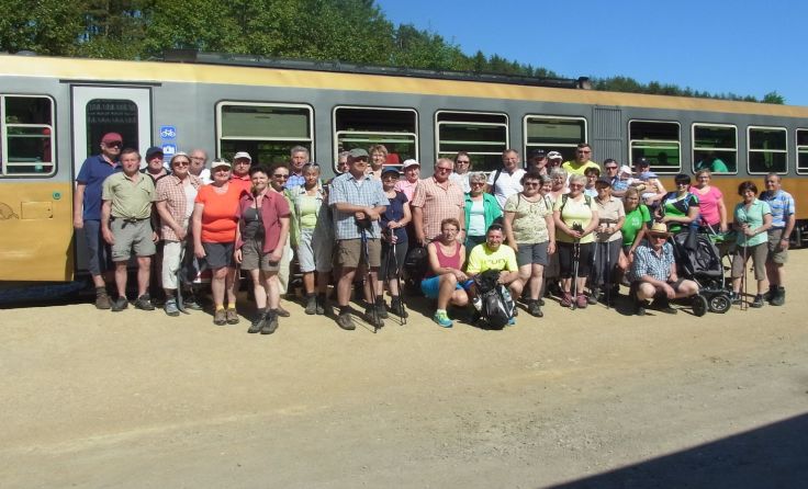 Die 39 Wanderer vor dem triebwagen der Waldviertelbahn