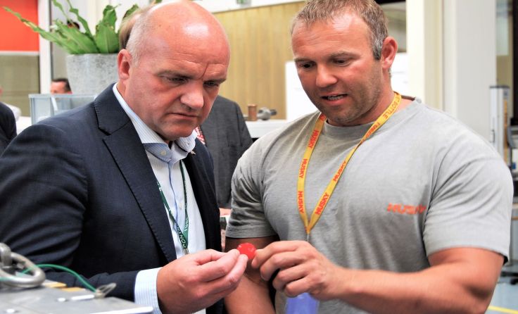 Husky-Betriebsrat Michael Zimmermann (r.) präsentierte Markus Wieser das Unternehmen.