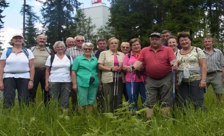 Die 16 Wanderer mit organisatorin Dunja Quast vor dem Rundfunksendeturm.