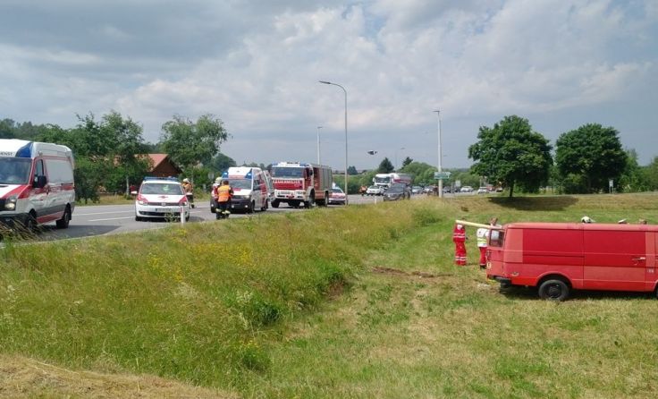 Die Einsatzkräfte an der Unfallstelle auf der LB41.