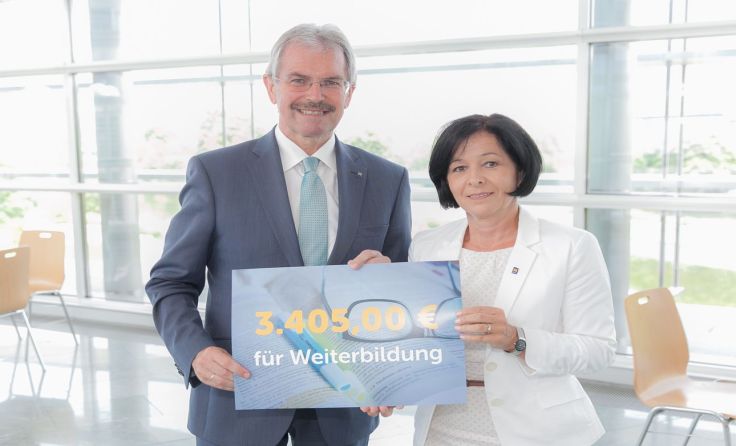 Landesrat Karl Wilfing und Landtagsabgeordnete Margit Göll werben für die Ausbildungsföderung. 