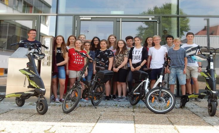 Der Schüler der 4. Klassen mit Lehrer Harald Lenz (l.)