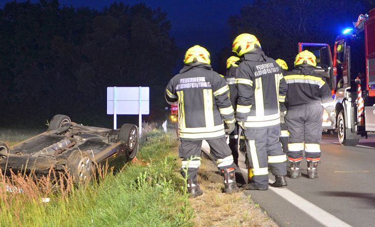 Das Fahrzeug landete im Straßengraben.