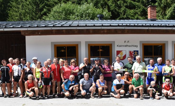 Viele Radfahrer und Wanderer waren zur Einweihung der Strecke nach Kainrathschlag gekommen.