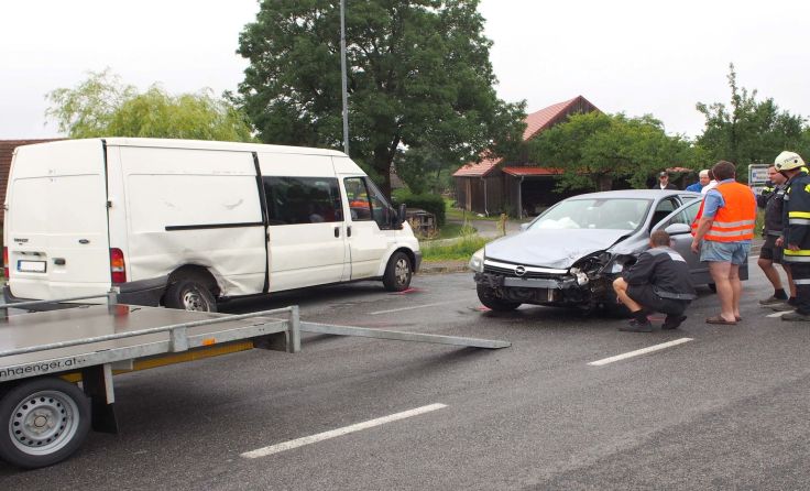 Die beteiligten Fahrzeuge kamen im Kreuzungsbereich zum Stillstand.