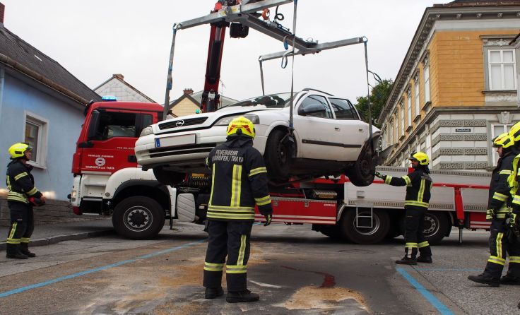 Die Einsatzkräfte bargen die beschädigten PKW's. Foto: FF Waidhofen/Thaya