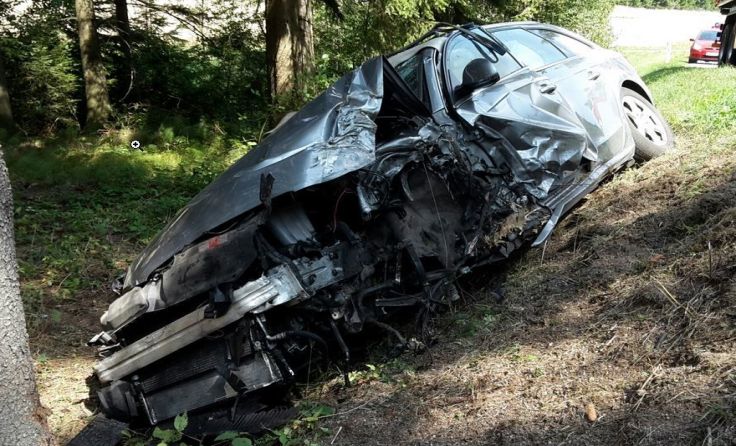 PKW kracht frontal gegen Baum, zwei Verletzte
