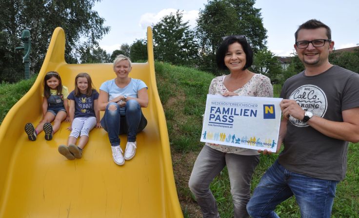 Landtagsabgeordnete Margit Göll (2.v.r.) mit der Familie Wimmer aus der Gemeinde Moorbad Harbach.