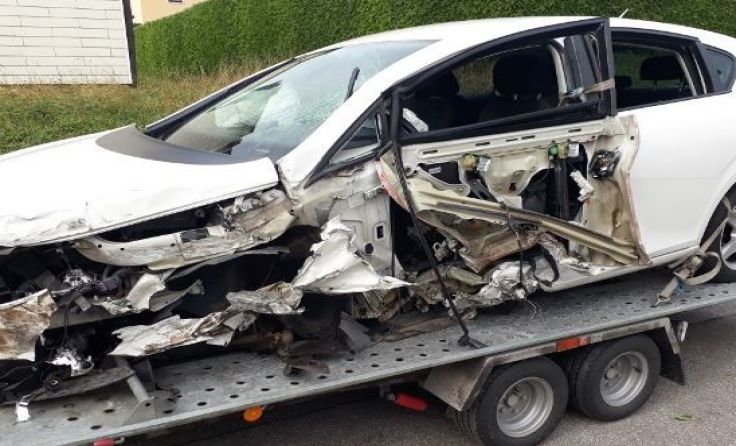Eines der schwer beschädigten Fahrzeuge.