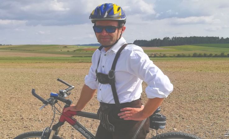 Mit Fahrrad und in Tracht zum Dirndlgwandsonntag. Foto: x.schokilade.x