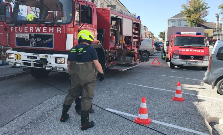 Die Feuerwehr beim EInsatz am Hauptplatz.
