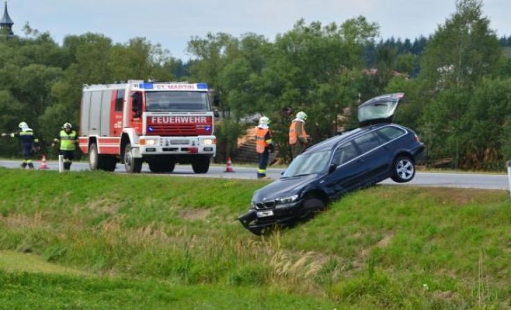 Der BMW kam am Straßenrand zum Stillstand.