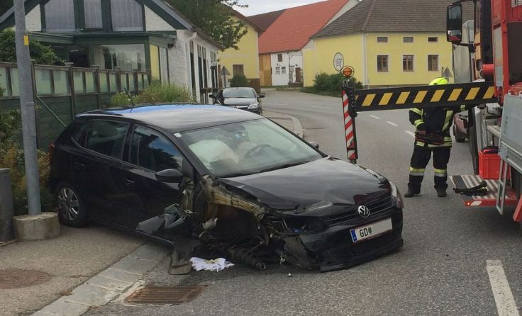 Der VW wurde bei dem Unfall schwer beschädigt.