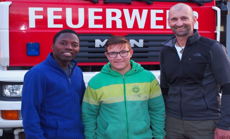V.l.: Verwalter Salfo Nikiema, Kevin Witek und Kommandant-Stellvertreter Manfred Astner