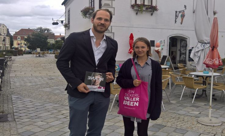 Niki Scherak mit Aktivistin Anna Stürgkh am Gmünder Stadtplatz.
