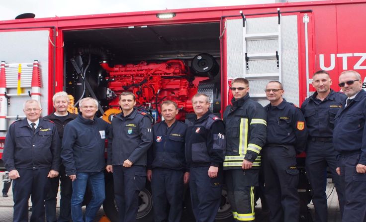 Feuerwehrmitglieder und Ehrengäste vor dem neuen Großstromerzeuger