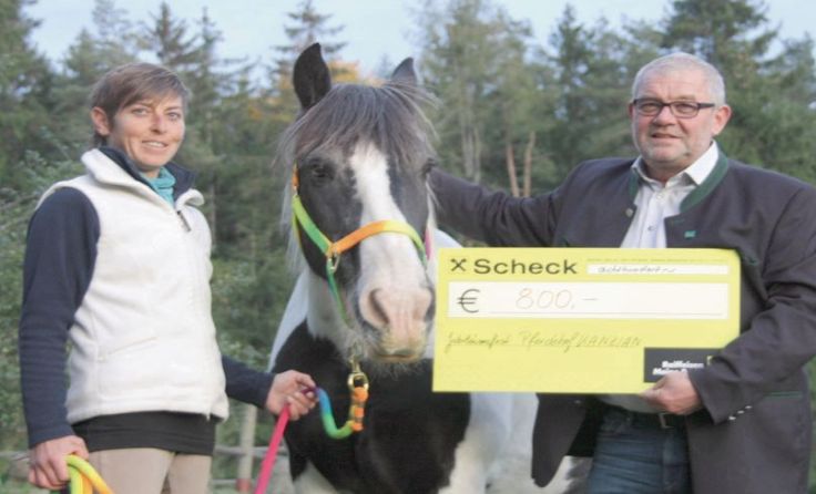 Bei der Spendenübergabe: Karin Kanzian und Martin Hetzendorfer