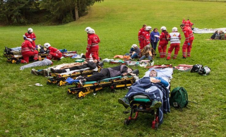 Die Verletzten werden zum Sammelplatz gebracht.