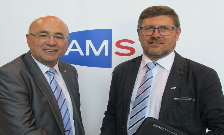 Geschäftstellenleiter Gerhard Ableidinger begrüßt Harald Resch (r.)
