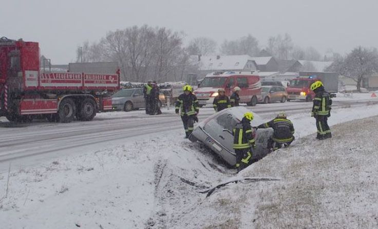 Das Auto landete bei winterlichen Fahrverhältnissen im Straßengraben.