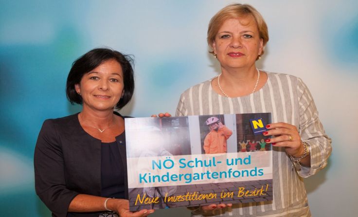 Landtagsabgeordnete Margit Göll und (l.) Landesrätin Barbara Schwarz 