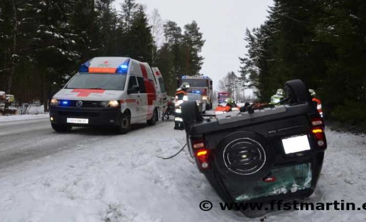 Das Auto kam am Dach liegend im Straßengraben zum Stillstand.