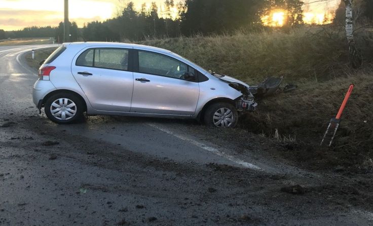 Der PKW kam nach dem Unfall auf der Fahrbahn zu stehen.