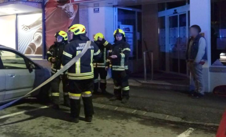 Die Feuerwehr untersuchte das Geschäftslokal.
