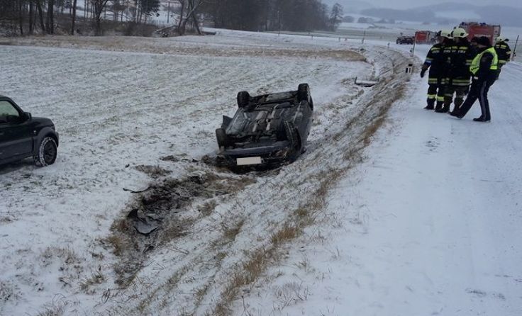 Das Auto landete in einem angrenzenden Feld auf dem Dach.