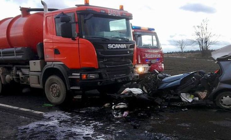 Der PKW wurde durch den Aufprall völlig zerstört. Foto: FF Langschwarza