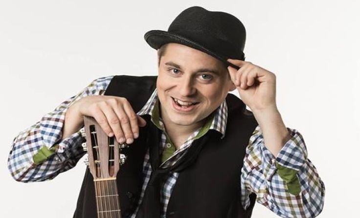 KlausMusik spielt am Ball auf.