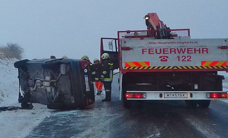 Das erste Fahrzeug blieb seitlich auf der Fahrerseite auf der Straße liegen. 