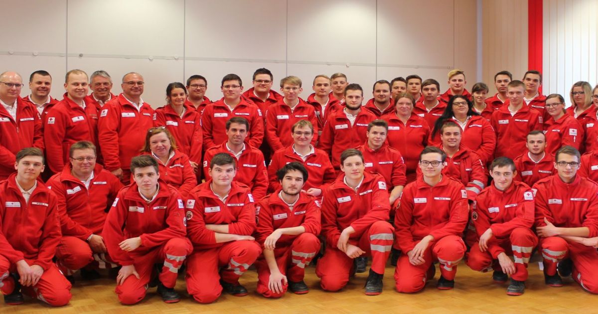 35 neue Helfer in der Not - angehende Rettungssanitäter bestanden Prüfung