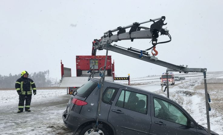 Das Fahrzeug landete im Strßaengraben.