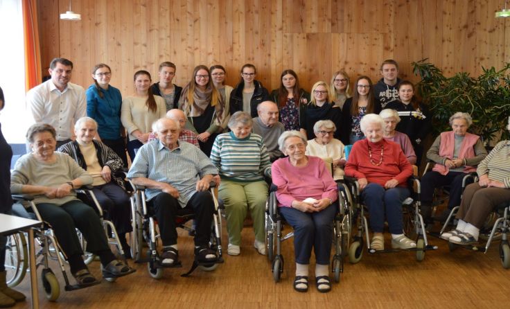 Die Schüler der HAK Waidhofen zu Gast im Pflege- und Betreuungszentrum Waidhofen.