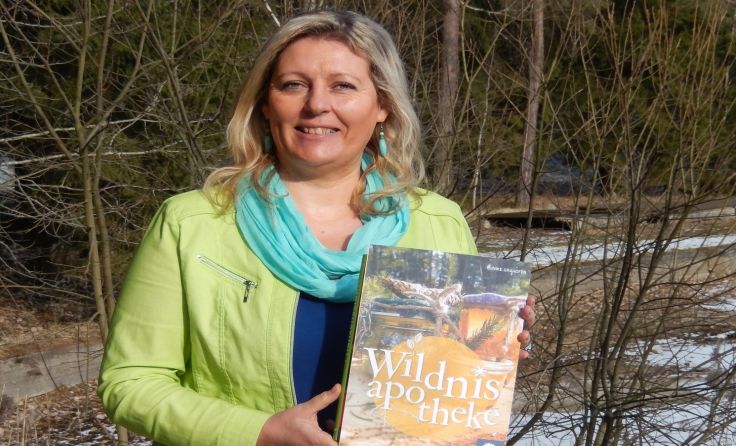 Eunike Grahofer präsentiert ihr neues Buch „Wildnisapotheke“. 