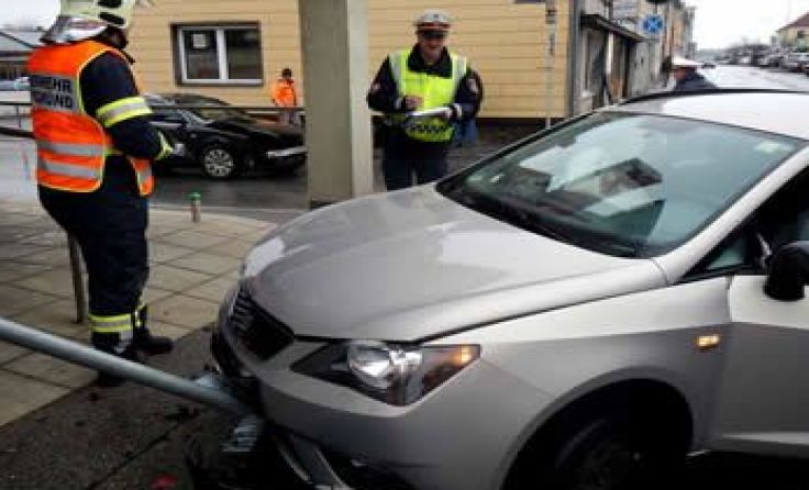 Eines der Unfallfahrzeuge kam an einem Verkehrszeichen zum Stillstand. 