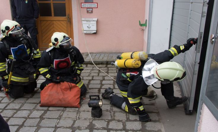 Als Übungsobjekt wurde die Fahrzeughalle des Feuerwehrhaus vernebelt.
