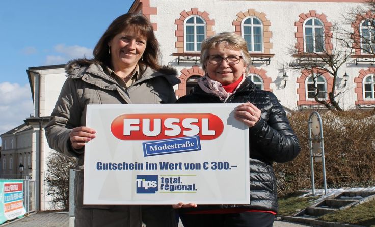 Monika Wais (l.) überreichte Margarita Peraus den Fussl-Gutschein.