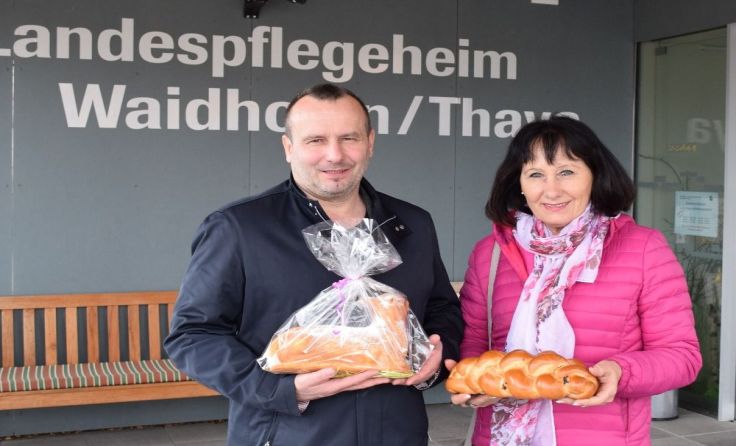 Beim Besuch: FP-Bezirksobfrau Inge Österreicher und Alois Kainz