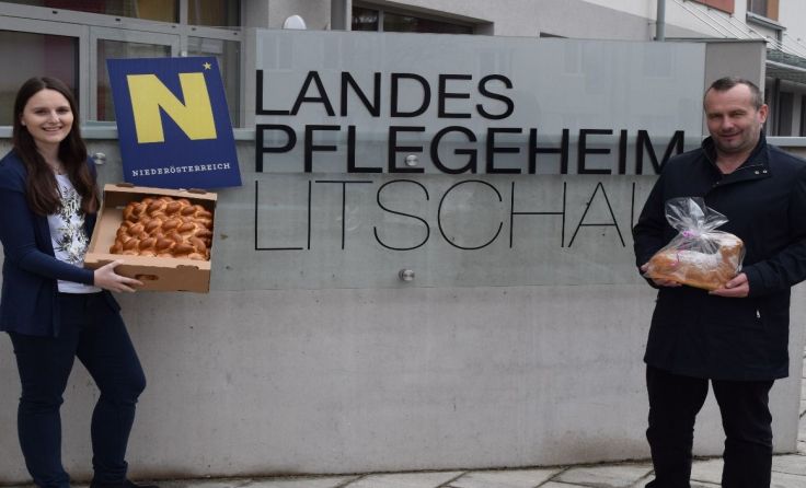 Beim Besuch: FP-Gemeinderätin Anja Scherzer und Alois Kainz