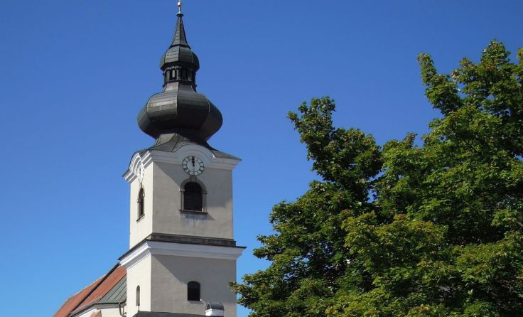 Stadtplatz mit Kirche im Hintergrund