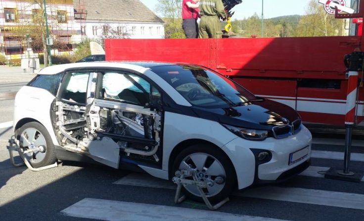 Der Motorradfahrer krachte gegen die rechte Seite des E-Autos.