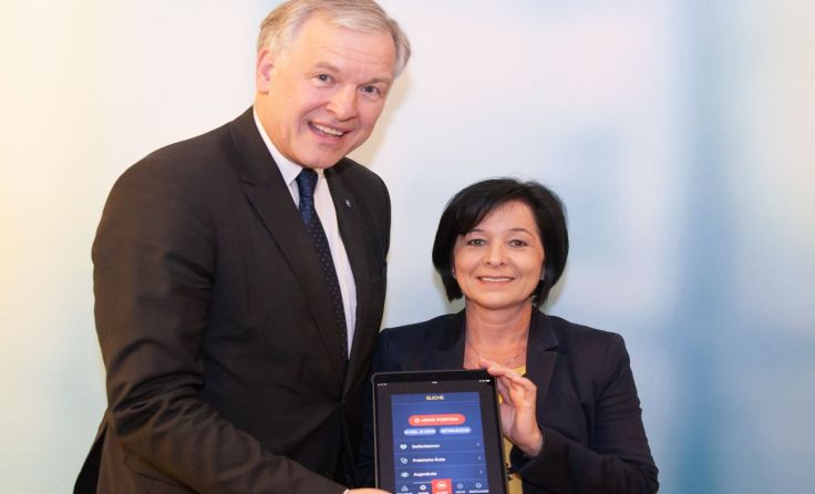 Margit Göll und Martin Eichtinger bei der Präsentation der Rettungsapp. Foto: VPNÖ