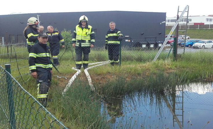 Die Einsatzkräfte sorgten mit Pumpen für eine Entspannung der Lage.