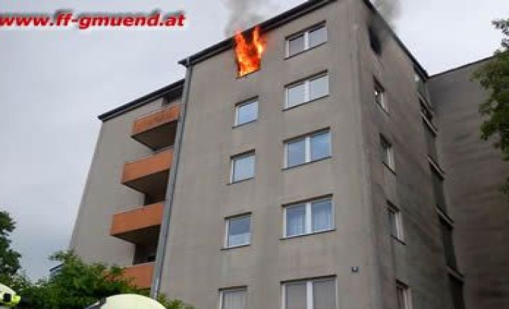 Flammen schlugen aus der Wohnung im 4. Stock.