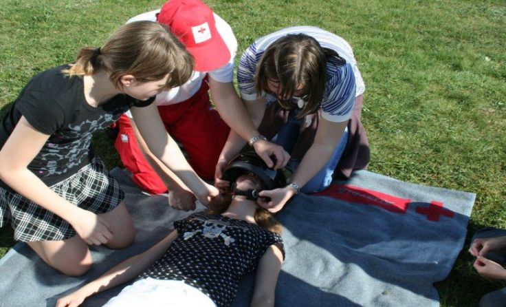 Jugendliche bekommen am 25. Mai Einblicke in den Alltag der Lebensretter des Roten Kreuzes.