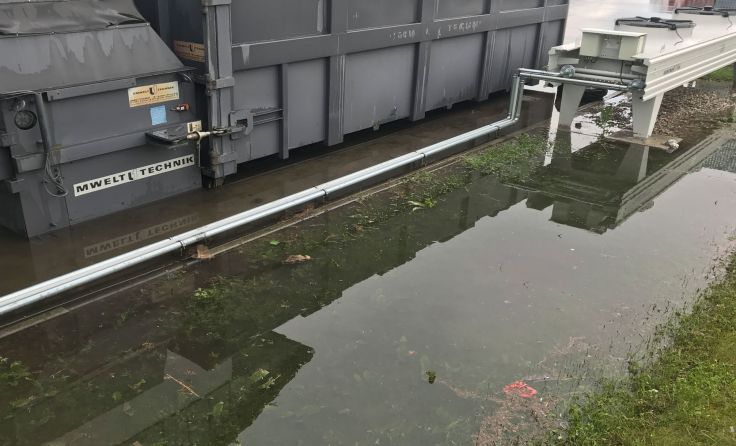 Ein heftiges Gewitter sorgte für die Überschwemmung des Anlieferungsbereiches.
